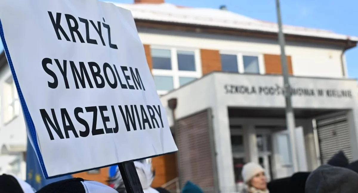 Burza po wyrzuceniu krzyża w szkole. Rodzice i politycy protestują