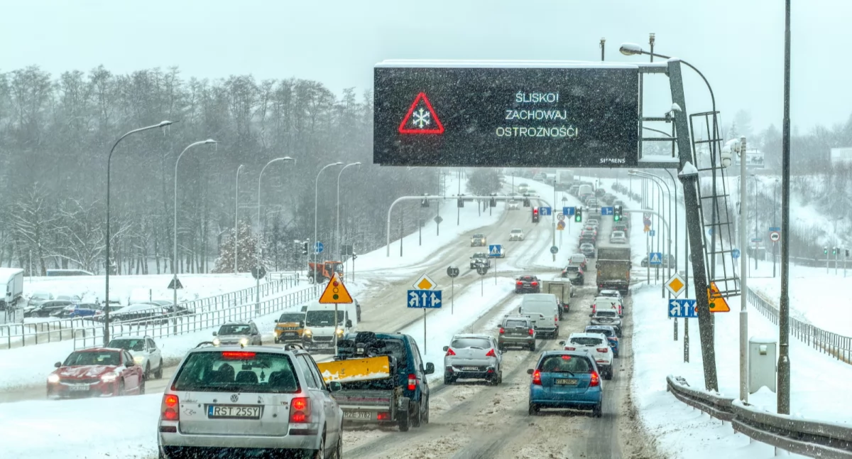 Silny mróz i śnieżyce. IMGW ostrzega – niemal cały kraj pod żółtymi alertami
