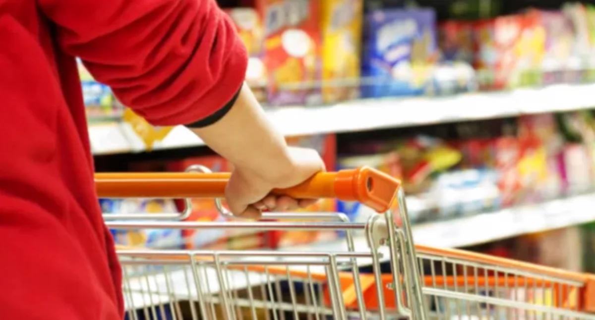 Jak zmieniły się ceny najpopularniejszych produktów i w której sieci zrobisz najtańsze zakupy?