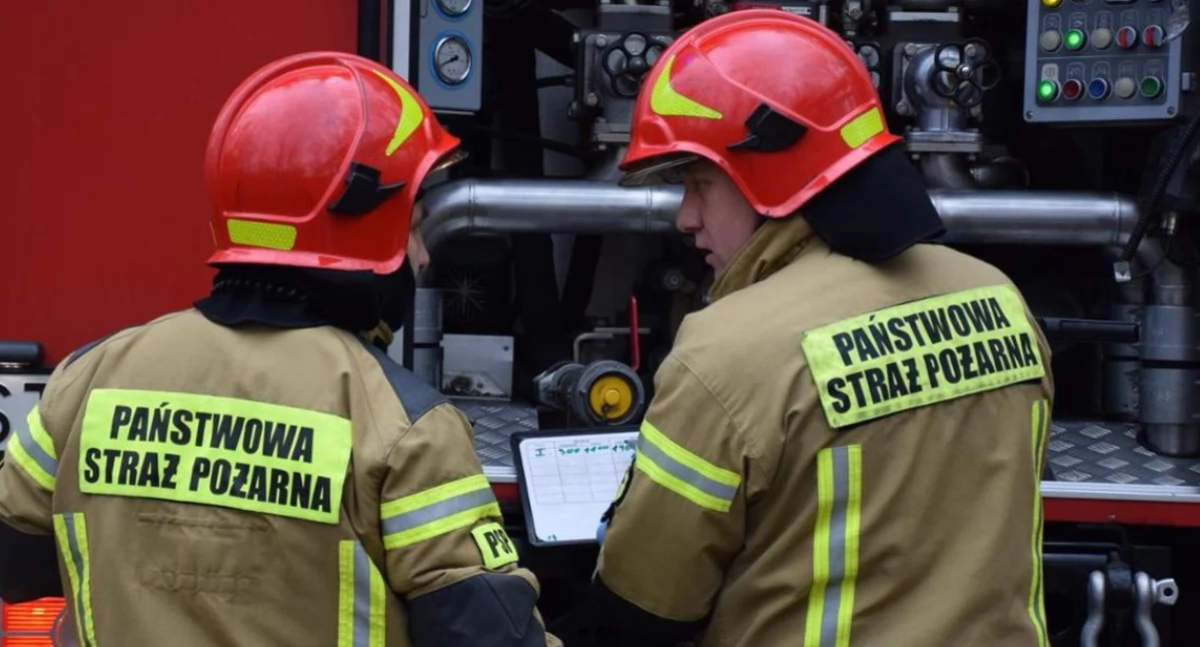 W piwnicy budynku pojawił się ogień. Ewakuowano 22 osoby