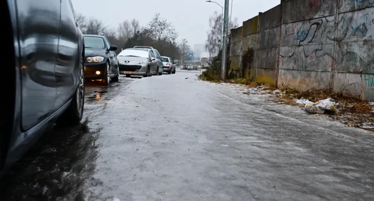 Zima nie odpuszcza. Oblodzenia, marznące opady i silny mróz