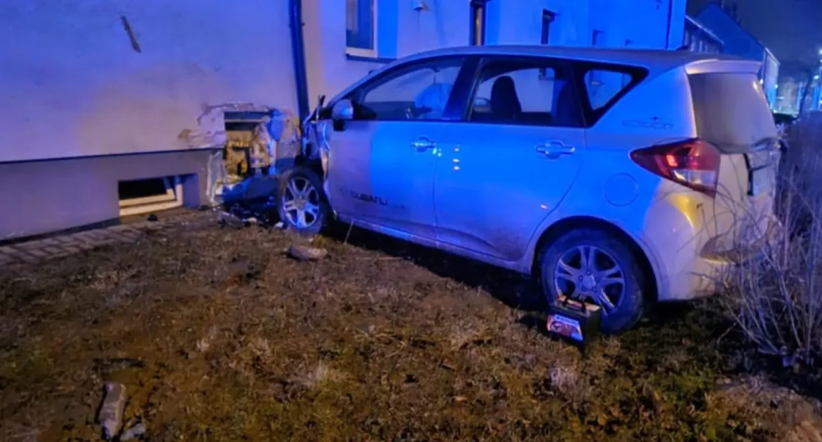 Samochód uderzył w blok. Co z mieszkańcami? 
