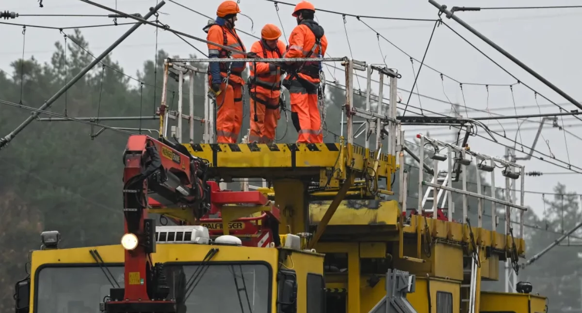 Najpierw naprawa, potem znów problem. Trudny dzień na torach