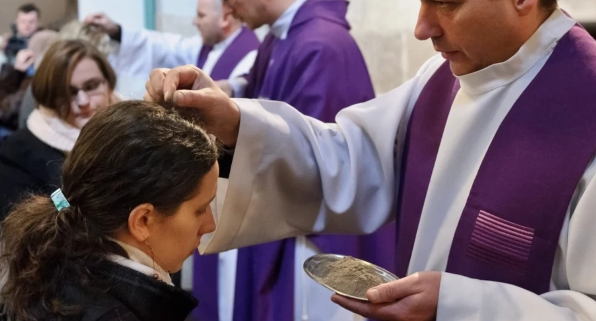 Czy w Środę Popielcową trzeba iść do kościoła? Jakie zasady obowiązują wiernych