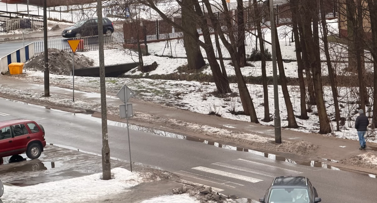 Roztopy! Woda na podwórkach, utrudnienia na trasach