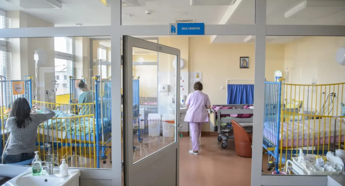 Pięciolatka wypadła z balkonu. Ojciec usłyszał poważny zarzut