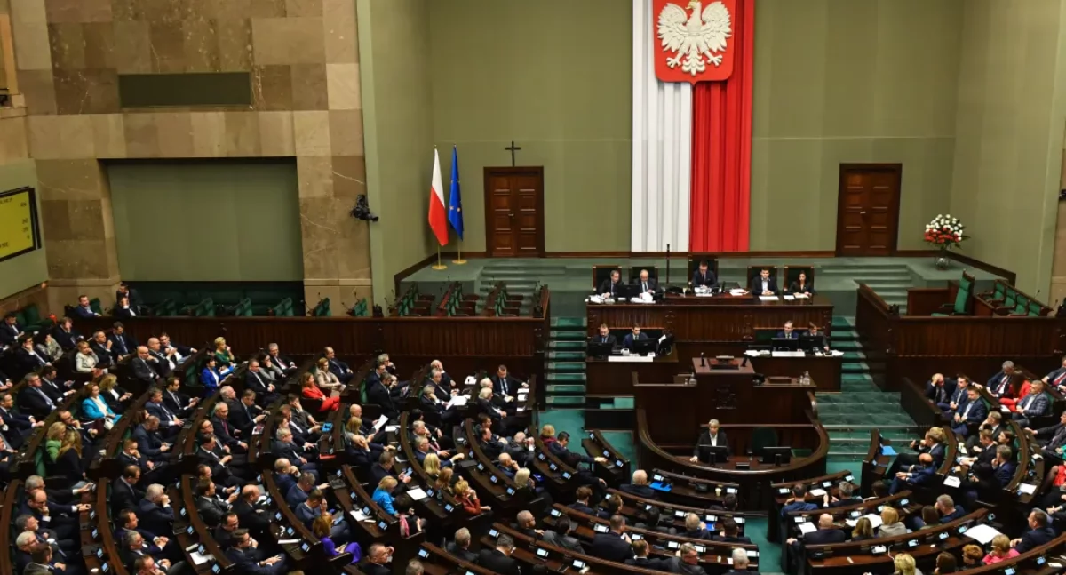 Nowy sondaż przetasowuje scenę polityczną?