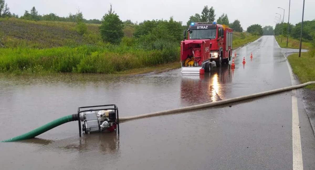 S6 stanęła przez wodę. Kierowcy utknęli między węzłami