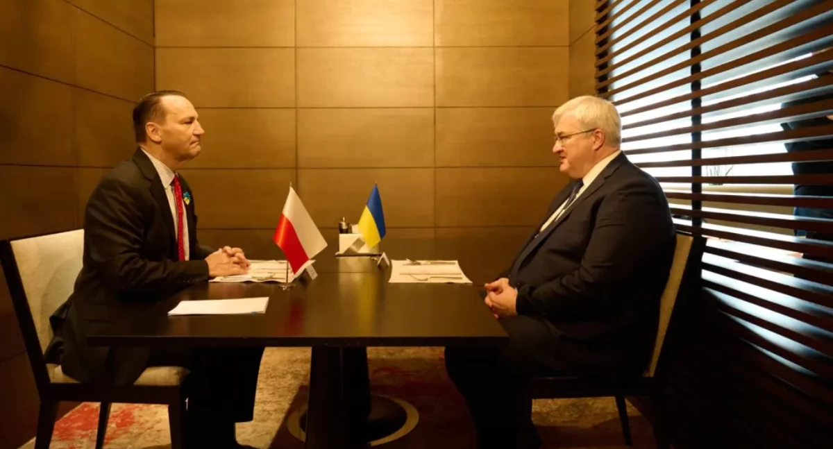 Sikorski w Kijowie w rocznicę inwazji. Sankcje, front i twardy spór w UE
