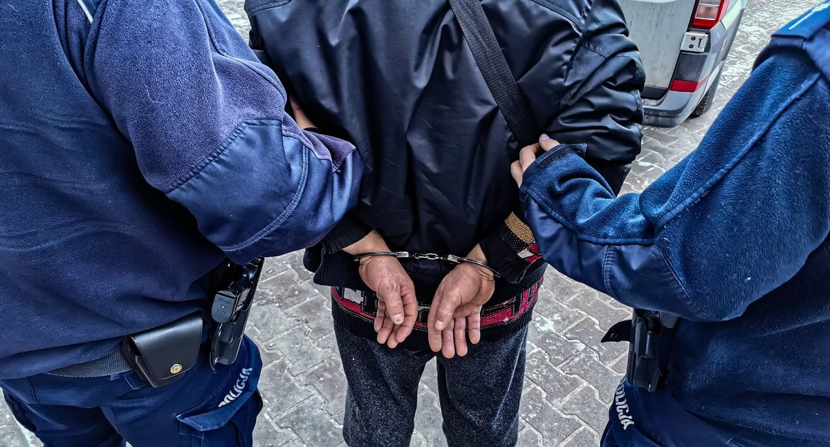 Dopuścił się czynów pedofilskich w stosunku do dwóch znanych mu dziewczynek