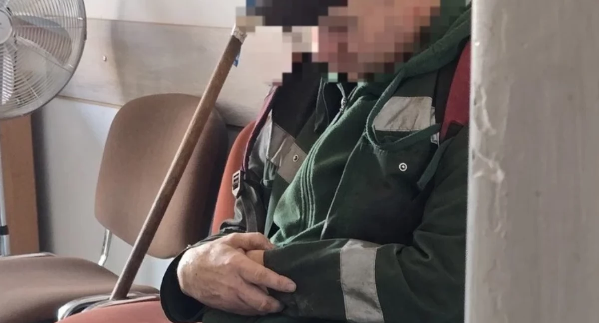 Syn dźgnął matkę widelcem. „Bo nie posprzątała kuwety kota”