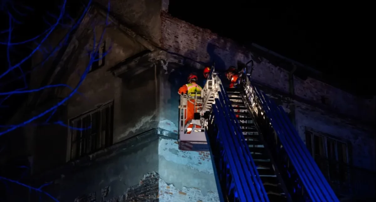 Zawalił się dach kamienicy w Krakowie. Na miejsce wysłano psy lawinowe