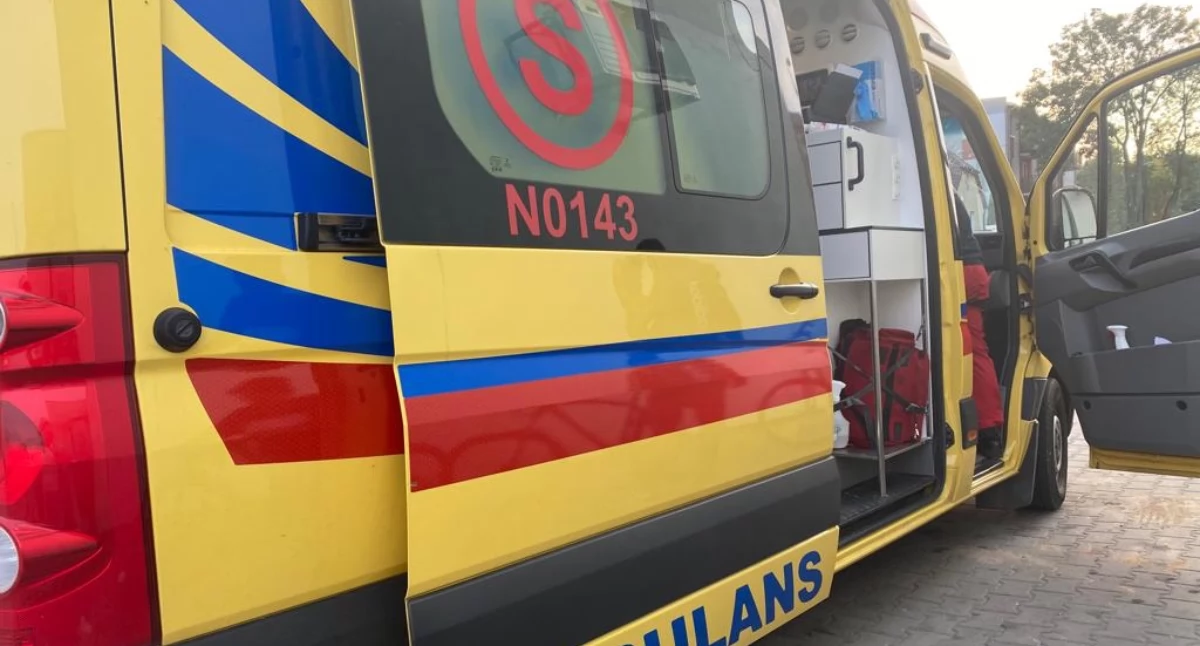 Samochód osobowy uderzył w przystanek tramwajowy. Są ranni!