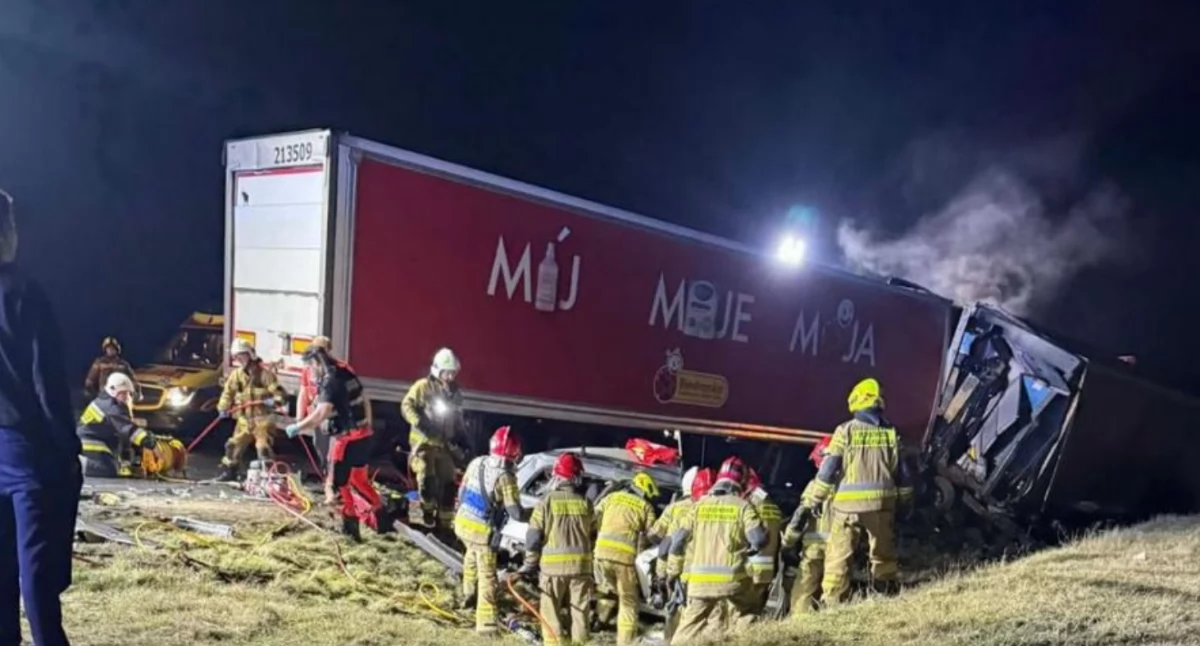 Zderzyły się samochody ciężarowe oraz auto osobowe. Dwie osoby zginęły