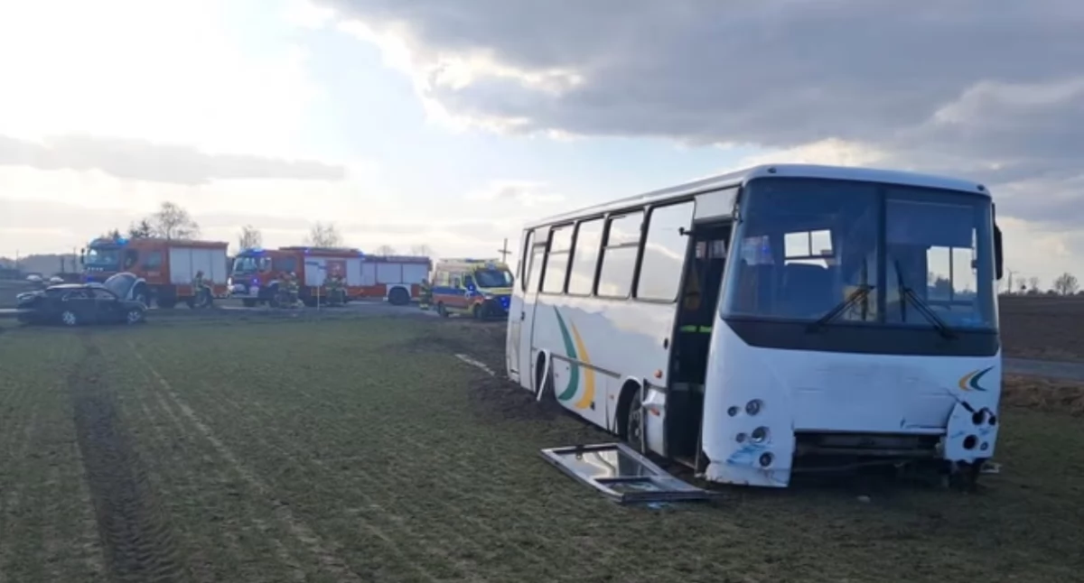 14- i 16-latek ranni po zderzeniu autobusu i Audi! 
