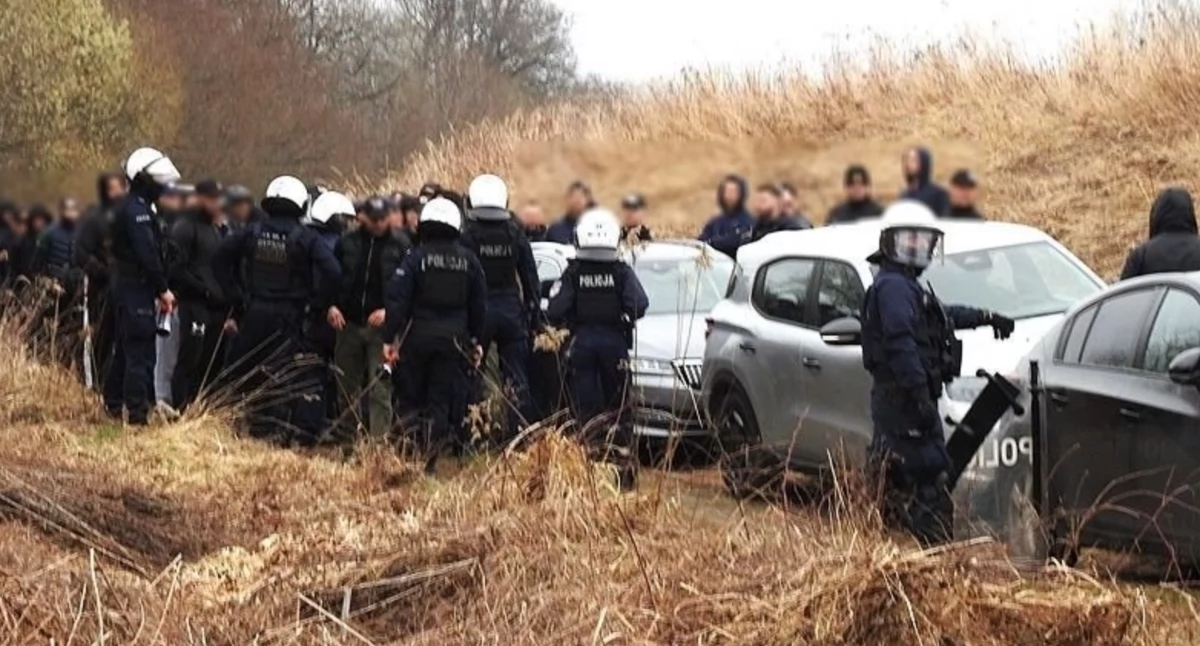 Ukryci za nasypem pseudokibice rozgrzewali się do brutalnej walki