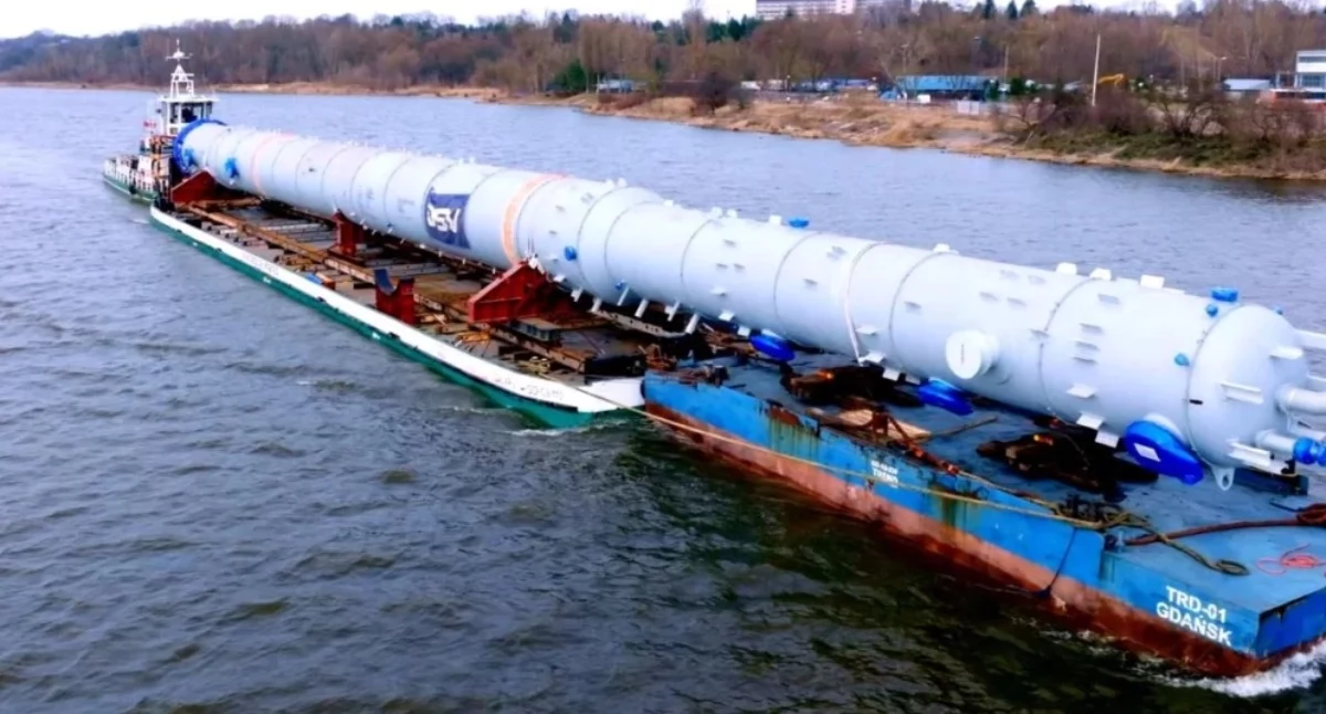 Gigantyczna kolumna transportowana przez Płock