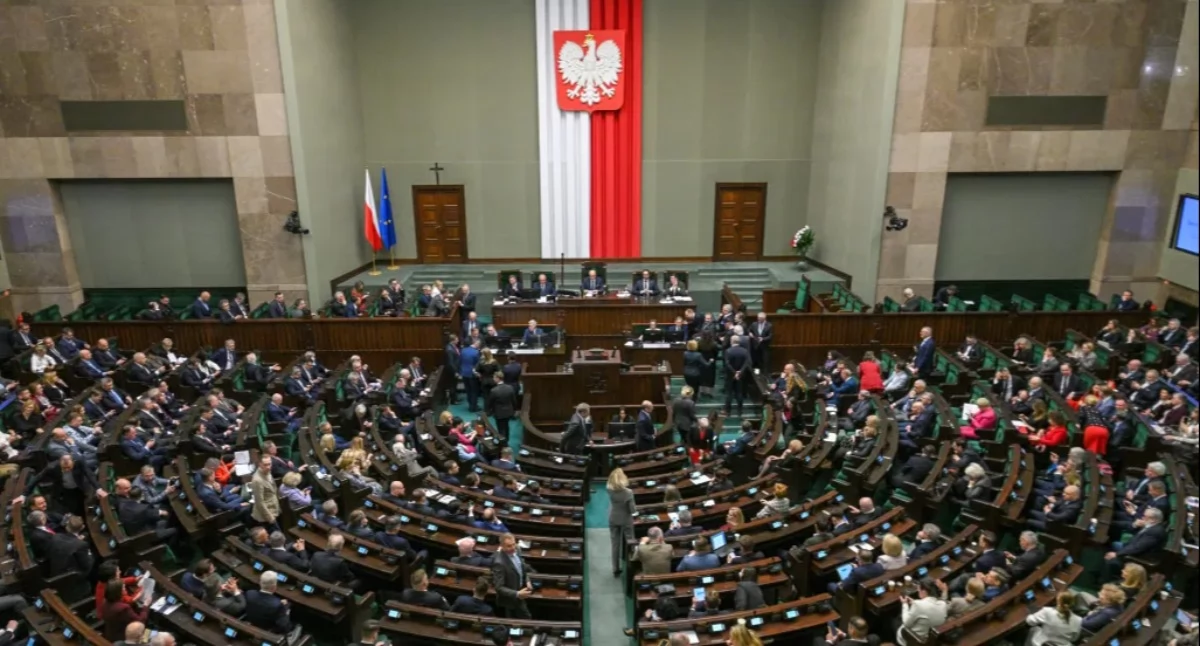 KO wyprzedza PiS w najnowszym sondażu. Konfederacja trzecia
