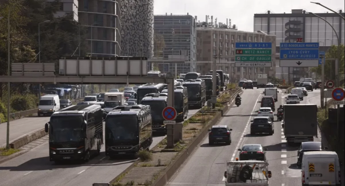 Ciężarówki w Paryżu w ruchu… pełzającym. Francuscy przewoźnicy protestują