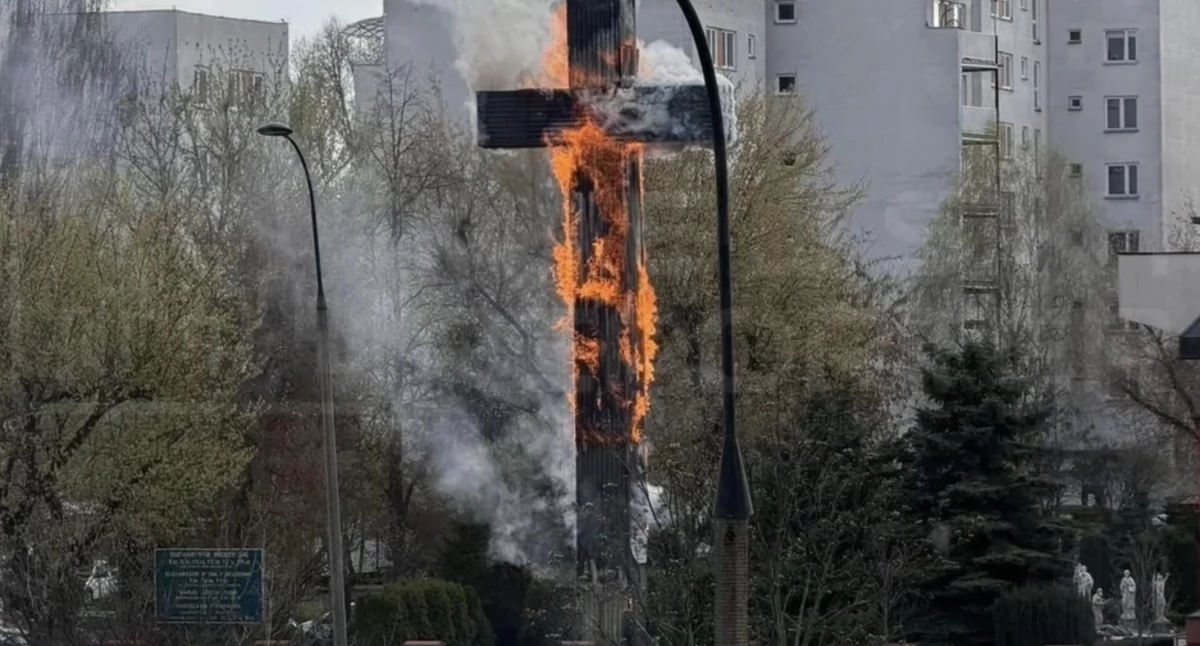 Papieski krzyż stanął w ogniu. Akcja służb w Warszawie