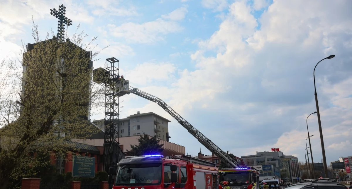 Zaprószenie ognia od zniczy prawdopodobną przyczyną pożaru krzyża w Warszawie