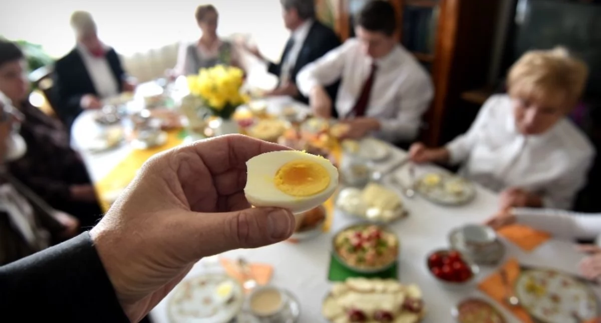 Polskie rodziny wyrzucają rocznie setki kilogramów jedzenia. Wielkanoc sprzyja marnotrawstwu?