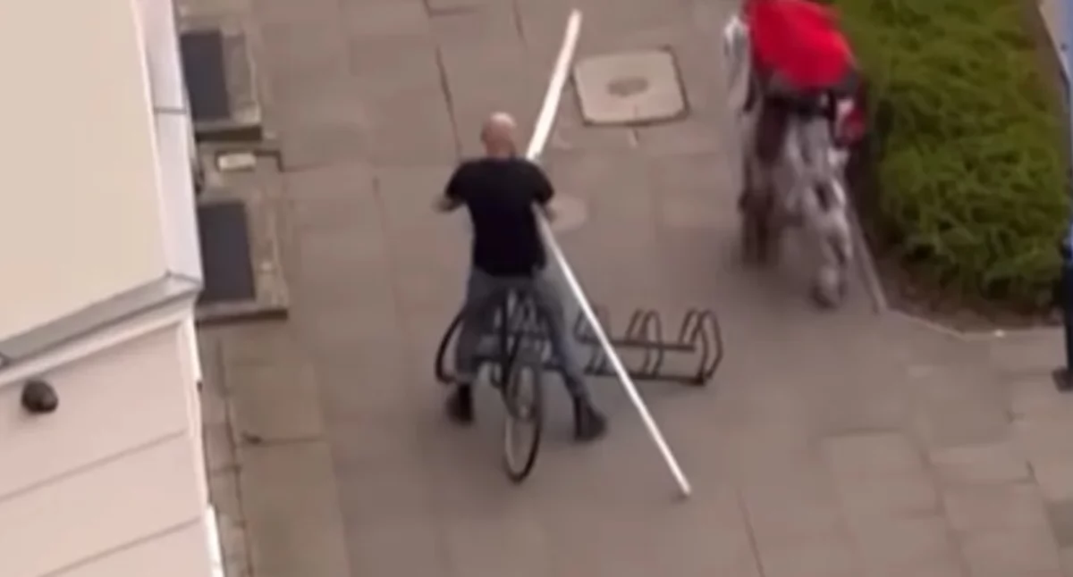 Ukradł rower ze stojakiem! Zobacz wideo!