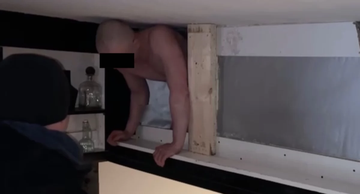 Myślał, że przechytrzy policjantów. Ukrył się w schowku pod sufitem