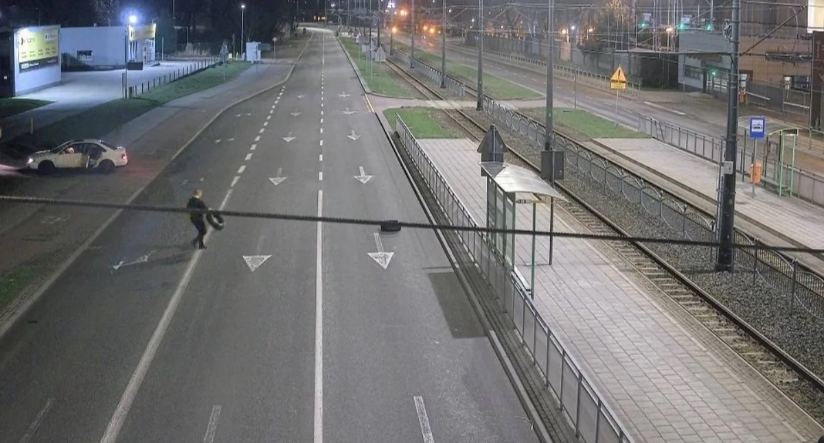 Celowo rozkładał opony na jezdni!