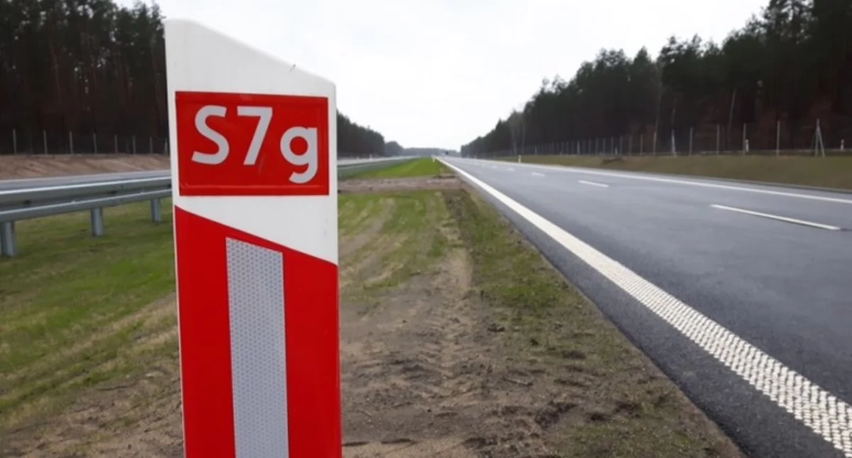 Dachowanie na S7 pod Ostródą. Trasa w kierunku Gdańska została zablokowana
