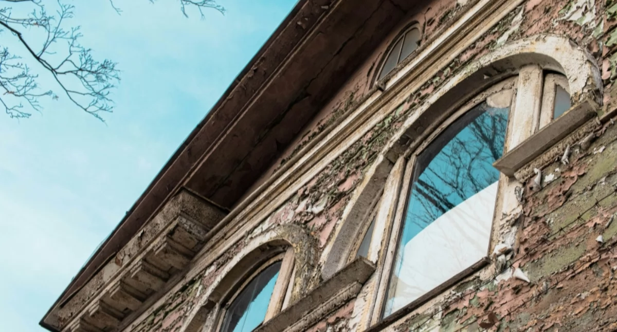 Od ruin do fortuny. Dlaczego wszyscy nagle chcą dworków i fabryk?