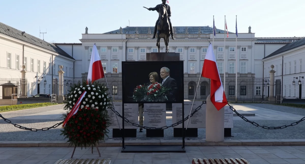 Rocznica tragedii smoleńskiej. Apel pamięci i hołd dla tych, którzy „oddali siebie”