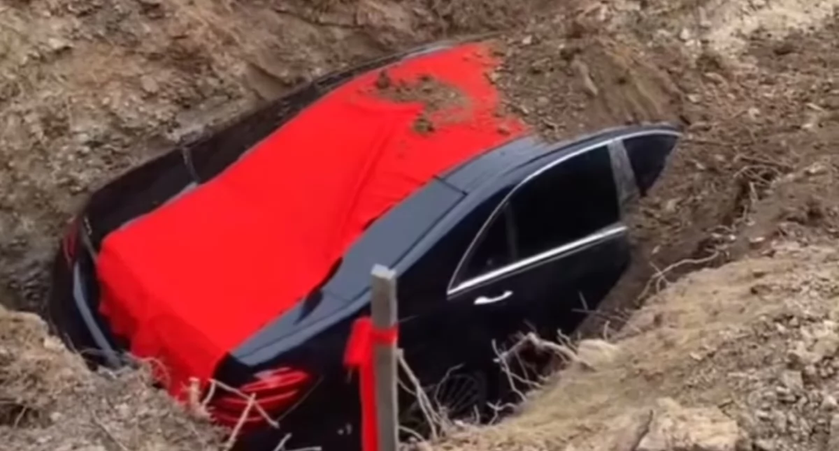 Luksusowy mercedes trafił do grobu