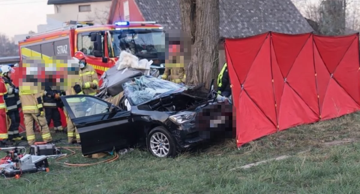 BMW roztrzaskało się na drzewie. Nie żyje 24-latek