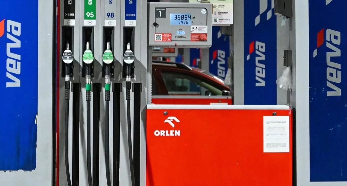 Niższe podatki na paliwa zostają dłużej? Rząd zdecydował
