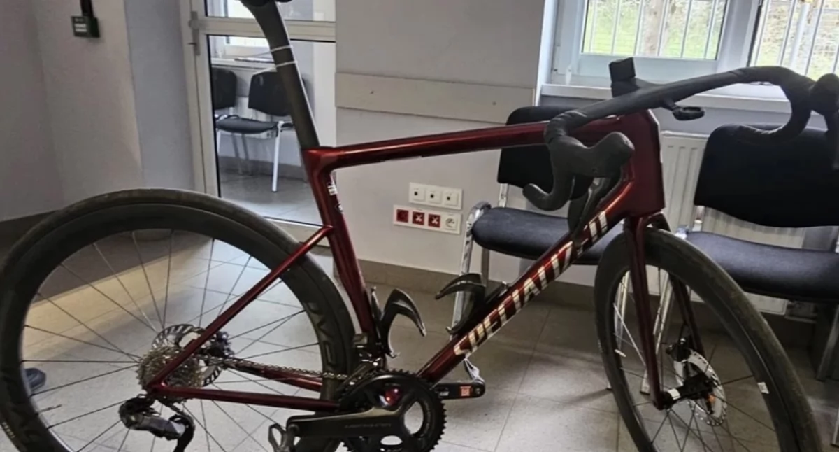 Uciekał kradzionym rowerem trasą wyścigu. Przez chwilę jechał w czołówce