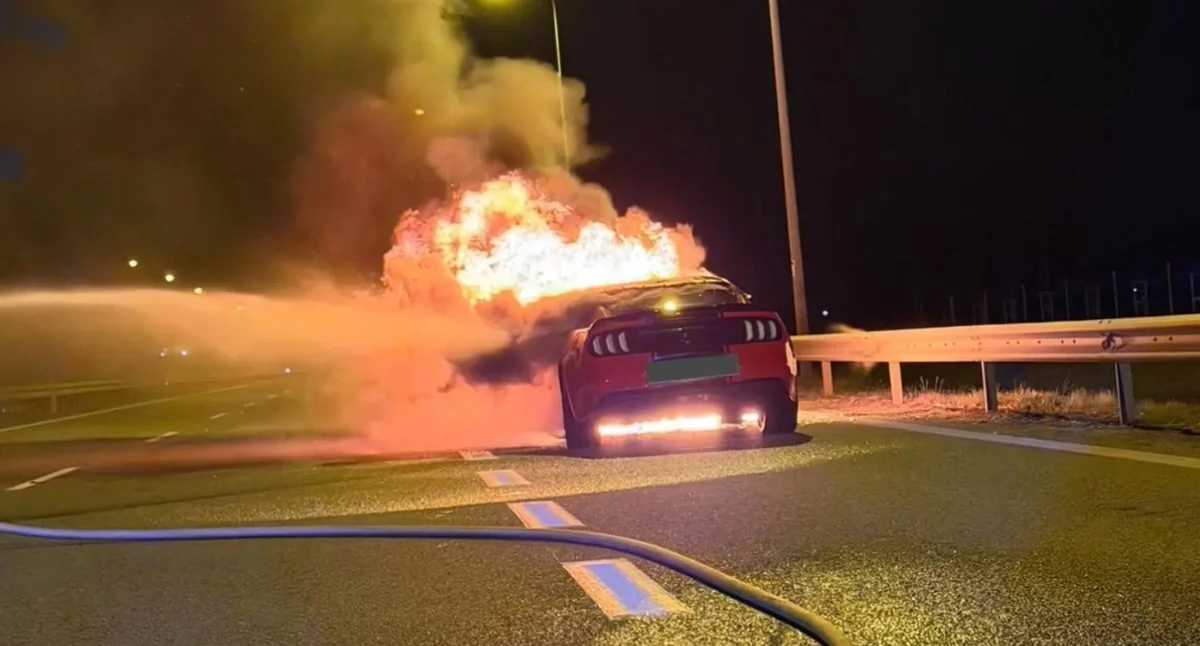 Mustang stanął w ogniu na drodze ekspresowej!