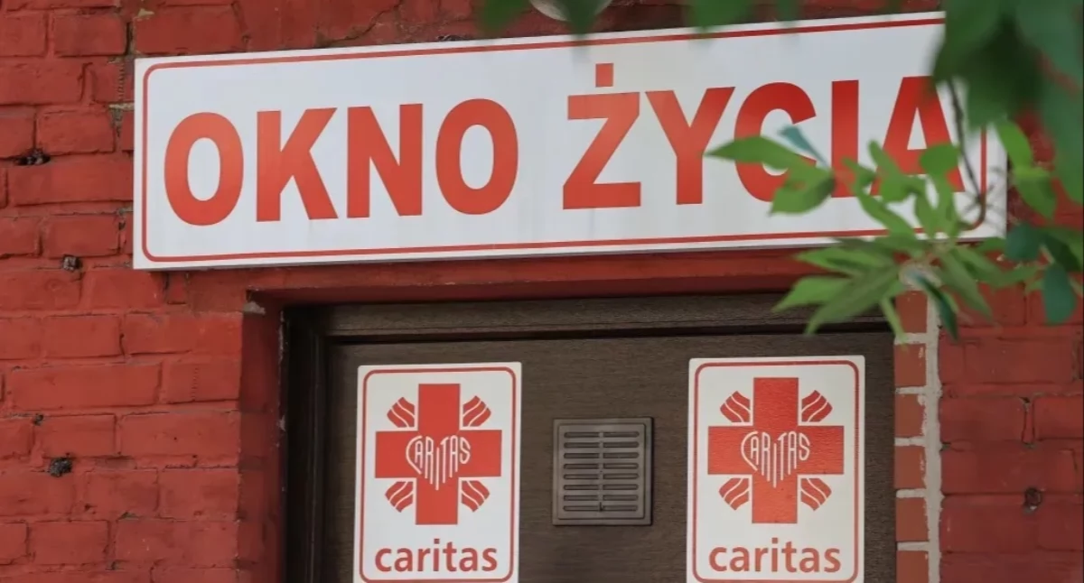Sam, z kartką w ręku. 1,5-roczny chłopiec trafił do okna życia