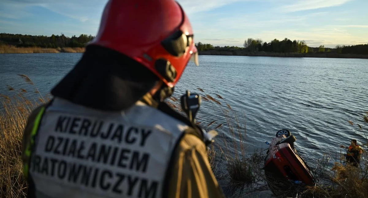 Auto wpadło do wody. Dramatyczna akcja w Bolimowie