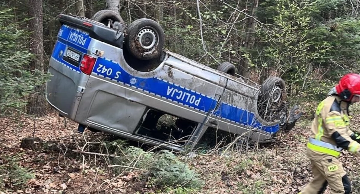 [ZDJĘCIA] Dachowanie radiowozu, dwaj policjanci zabrani do szpitala