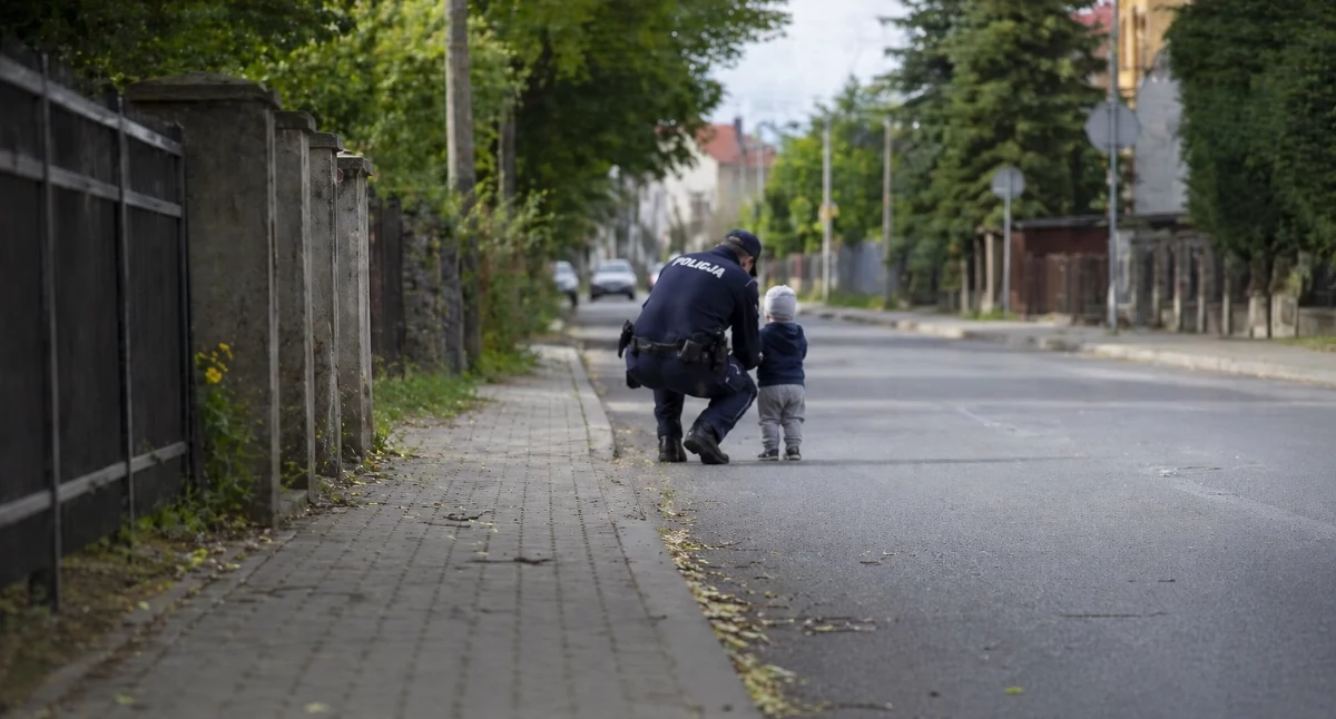 Półtoraroczny chłopiec sam poza żłobkiem