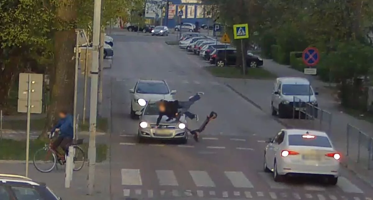 [WIDEO] Jechały jedną hulajnogą. Uderzyły w samochód