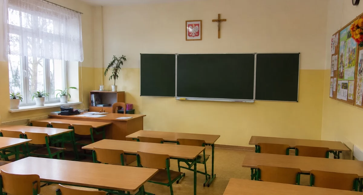 Miała wyrzucić do kosza przedmiot w kształcie krzyża. Zapadła decyzja ws. nauczycielki