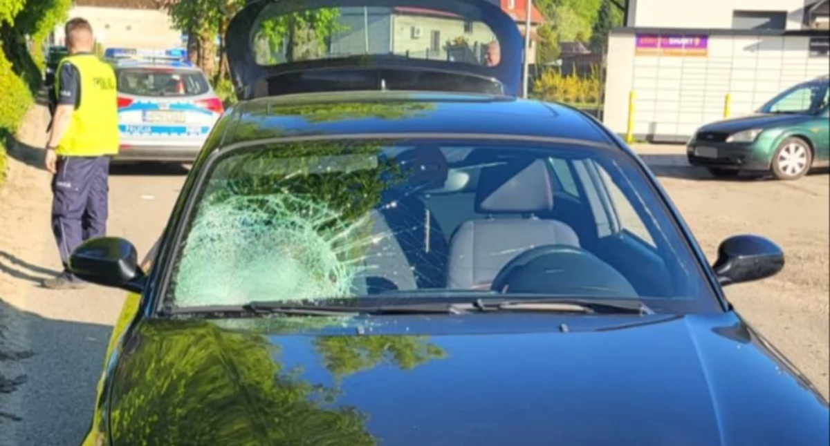 7-latek bez opieki na rowerze. Wjechał pod nadjeżdżający samochód