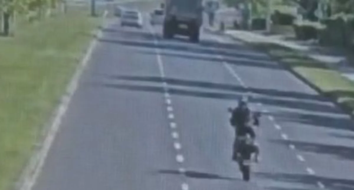 Na oczach policjantów jechał motocyklem na jednym kole