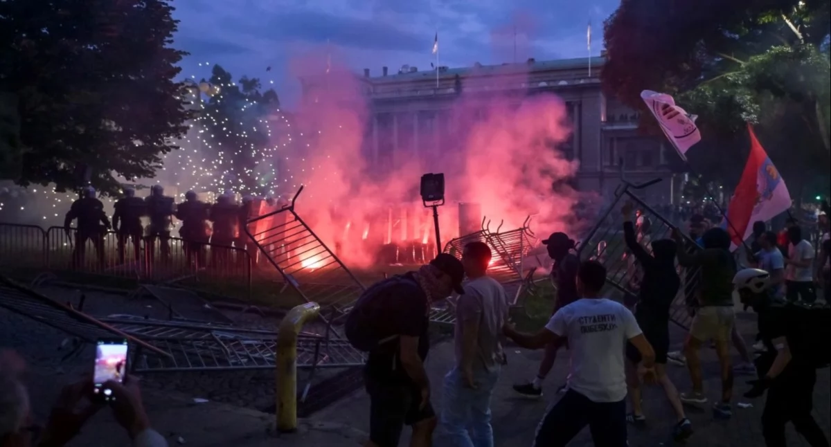 Belgrad sparaliżowany przez protesty. Doszło do starć z policją