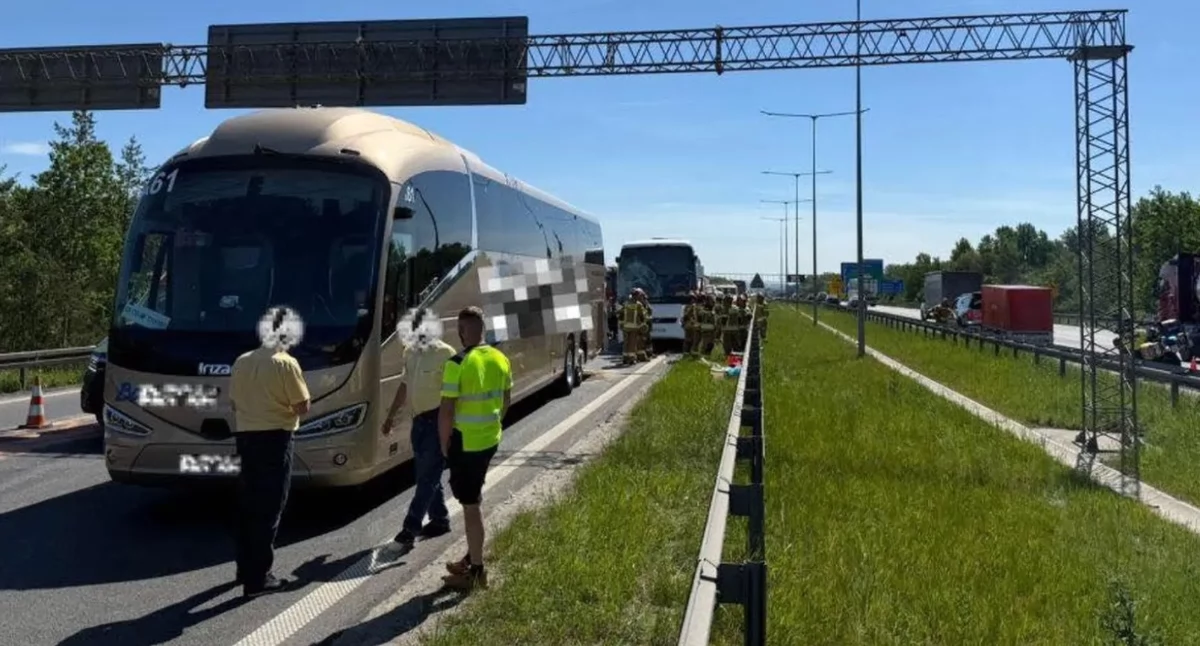 Autokary z dziećmi zderzyły się na A4