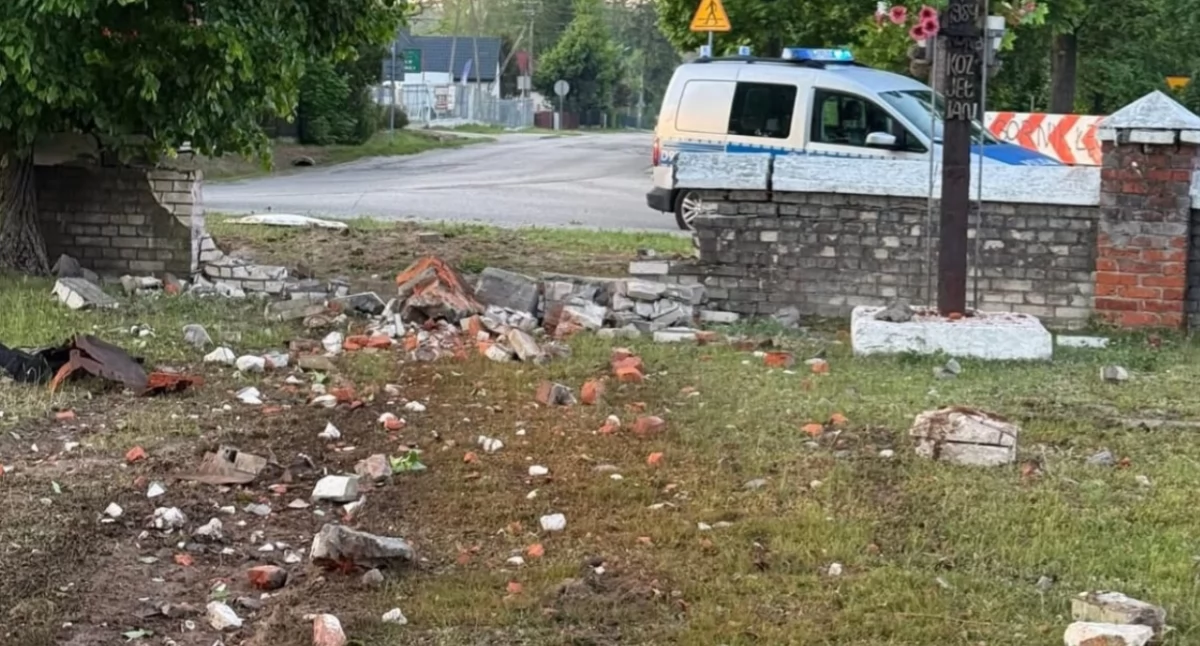 Staranował murowane ogrodzenie kościoła