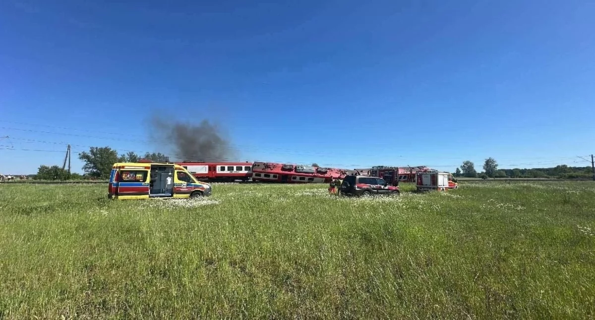 Tragiczne zderzenie ciężarówki z pociągiem w Garbatce. Jedna osoba nie żyje, kilkanaście rannych