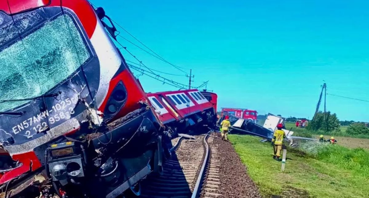 Tragedia na przejeździe. Pociąg uderzył w ciężarówkę